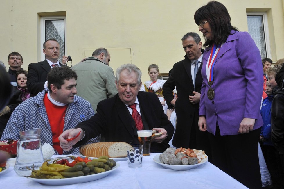 Zabijačka pro prezidenta: Takhle pohostili Miloše Zemana při návštěvě Olomouckého kraje v obci Cholina