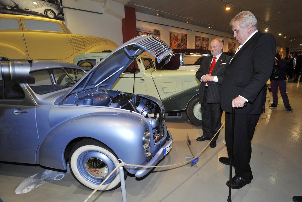 Miloš Zeman před jedním z exponátů v olomouckém muzeu automobilů a motocyklů