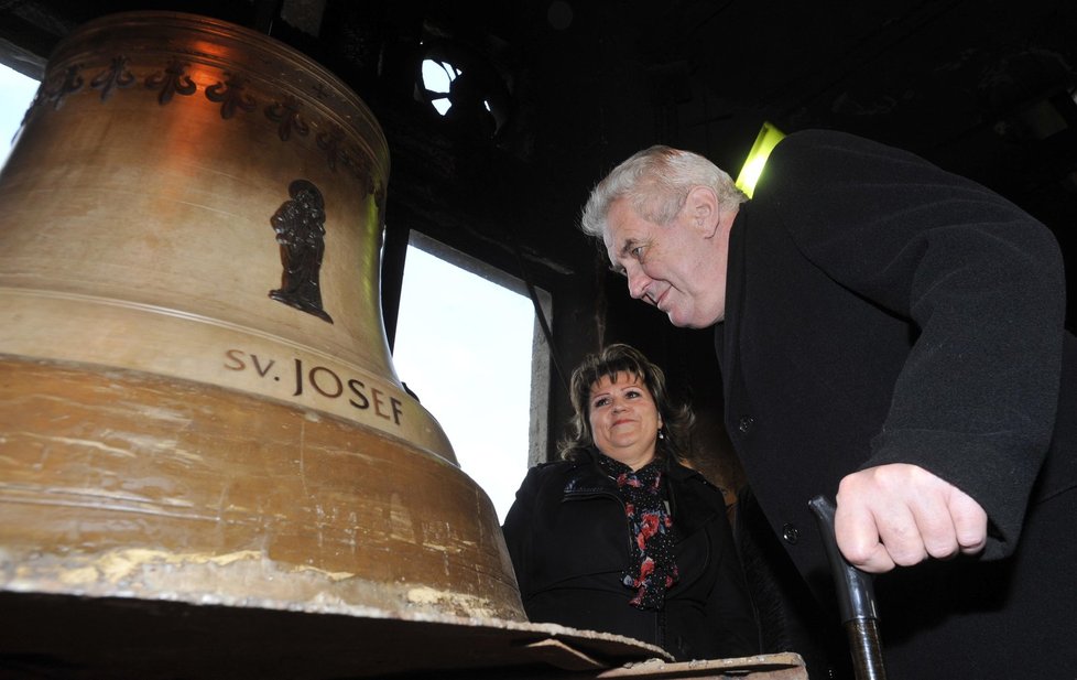 Miloš Zeman během třídenní návštěvy Olomouckého kraje vyrazil i do zvonařské dílny v Brodku u Přerova