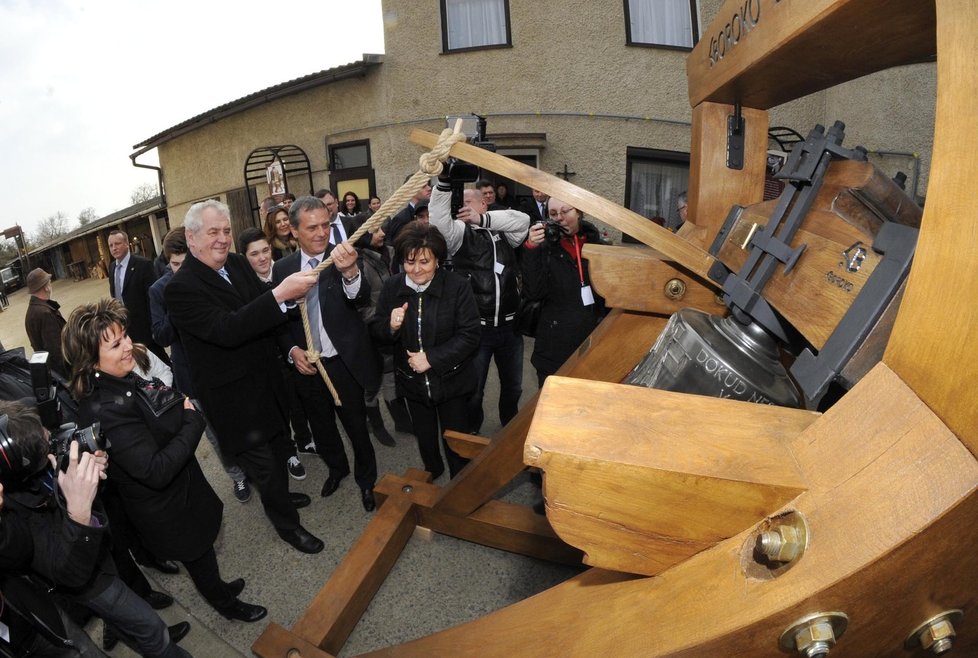 Miloš Zeman během třídenní návštěvy Olomouckého kraje vyrazil i do zvonařské dílny v Brodku u Přerova