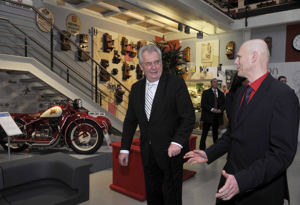 Provozovatel olomoucké Veteran Areny Lubomír Pešák provází prezidenta po muzeu historických automobilů
