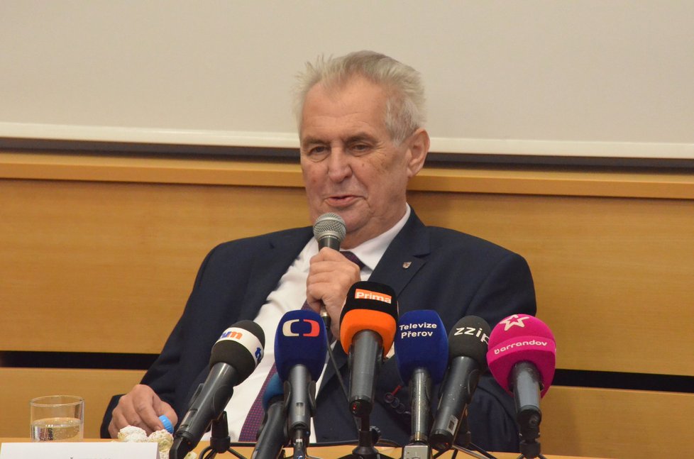 Prezidentský kandidát Pavel Fischer chce, aby se Miloš Zeman přiznal k vedení kampaně.