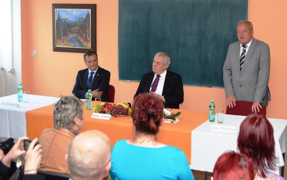 Miloš Zeman se nelichotivě vyjádřil o vedení jesenické nemocnice. Ředitel Jedlička (vpravo) mu napsal po návštěvě ostrý dopis