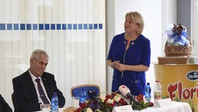 Miloš Zeman navštívil v Olomouckém kraji podnik Olma. Vpravo ředitelka Simona Sokolová.