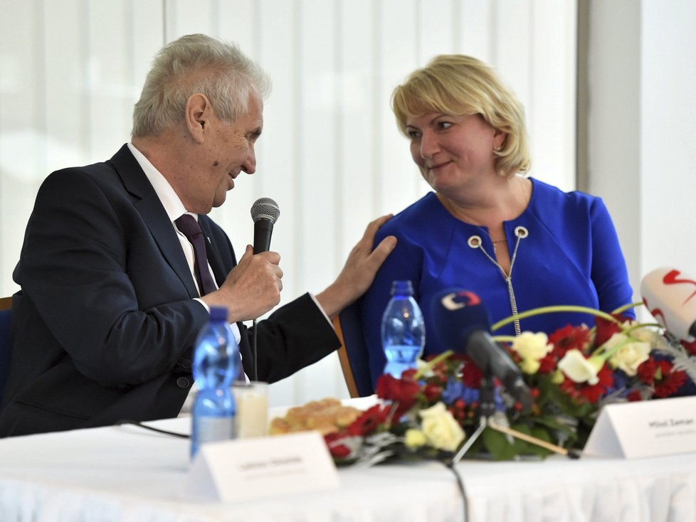 Miloš Zeman navštívil v Olomouckém kraji podnik Olma. Vpravo ředitelka Simona Sokolová.