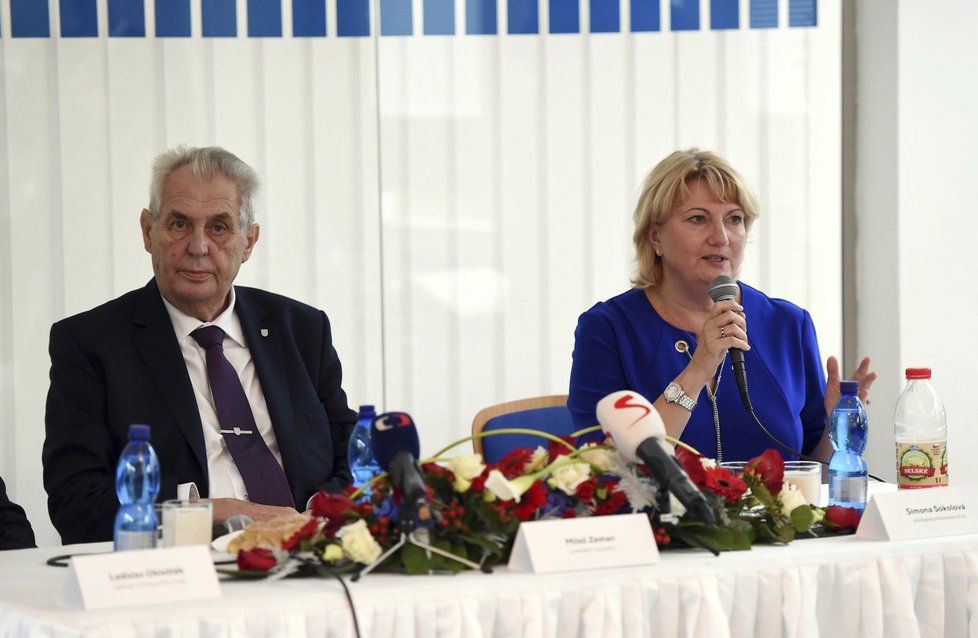 Miloš Zeman navštívil v Olomouckém kraji podnik Olma. Vpravo ředitelka Simona Sokolová.