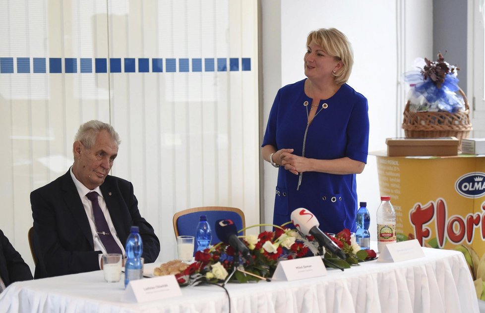 Miloš Zeman navštívil v Olomouckém kraji podnik Olma. Vpravo ředitelka Simona Sokolová.