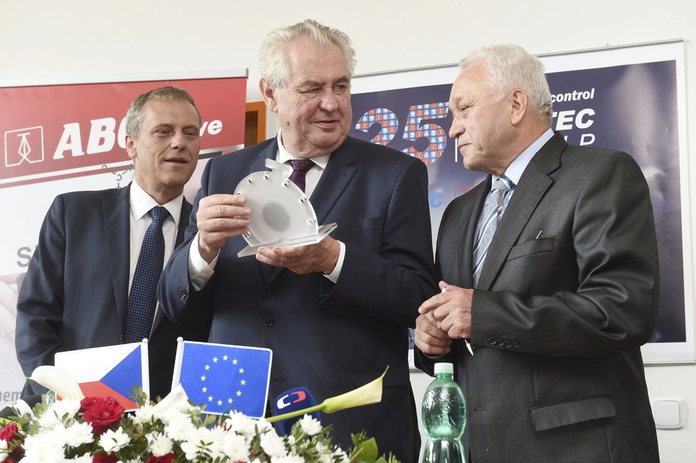 Miloš Zeman při návštěvě společnosti ABO valve v Olomouci-Chomoutově