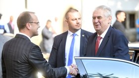 Prezident Miloš Zeman na návštěvě Pardubického kraje. Vlevo hejtman Martin Netolický (14. 9. 2016)