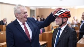 Prezident Zeman daroval hejtmanovi Martinovi Netolickému cyklistickou helmu.