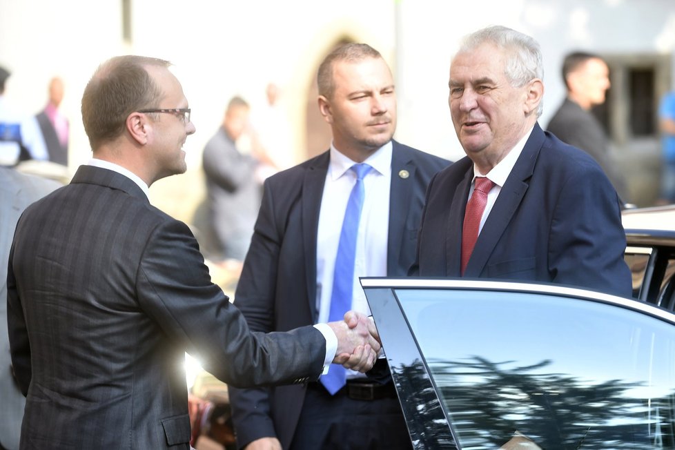 Prezident Miloš Zeman na návštěvě Pardubického kraje. Vlevo hejtman Martin Netolický (14. 9. 2016)