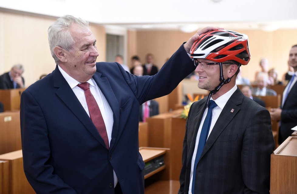 Prezident Zeman daroval hejtmanovi Martinovi Netolickému cyklistickou helmu