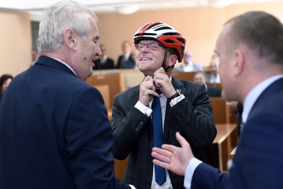 Prezident Zeman daroval hejtmanovi Martinu Netolickému cyklistickou helmu.