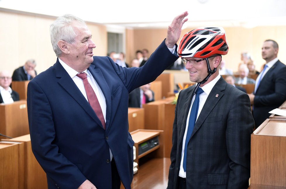 Prezident Zeman daroval hejtmanu Martinovi Netolickému cyklistickou helmu.