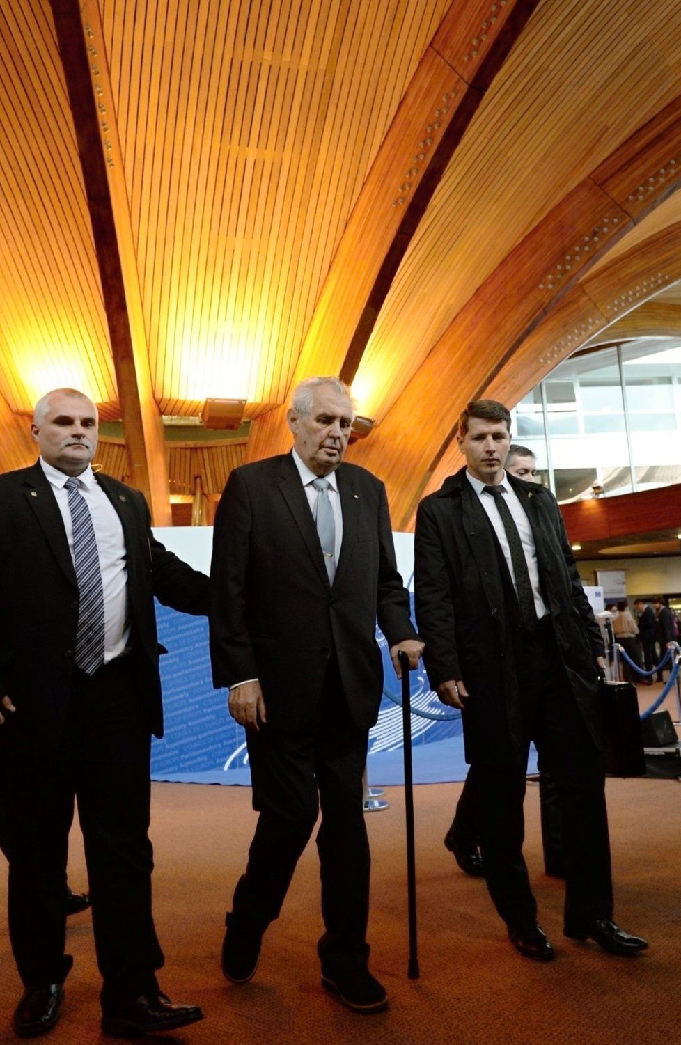 Český prezident Miloš Zeman (uprostřed) přichází do budovy Parlamentního shromáždění Rady Evropy (PSRE) ve Štrasburku, kde 10. října vystoupil s projevem.