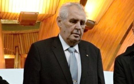 Český prezident Miloš Zeman (uprostřed) přichází do budovy Parlamentního shromáždění Rady Evropy (PSRE) ve Štrasburku, kde 10. října vystoupil s projevem.