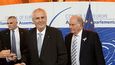 Český prezident Miloš Zeman se podepsal do pamětní knihy před svým vystoupením na Parlamentním shromáždění Rady Evropy (PSRE) 10. října ve Štrasburku. Vpravo je úřadující předseda PSRE Roger Gale.