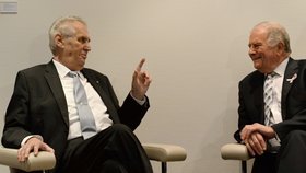 Český prezident Miloš Zeman (vlevo) se 10. října ve Štrasburku v budově Parlamentního shromáždění Rady Evropy (PSRE) setkal s úřadujícím předsedou PSRE Rogerem Galem.