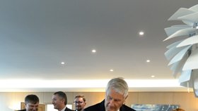Český prezident Miloš Zeman se před svým vystoupením na Parlamentním shromáždění Rady Evropy (PSRE) 10. října ve Štrasburku setkal s generálním tajemníkem Rady Evropy Thornbjörnem Jaglandem (vpravo).
