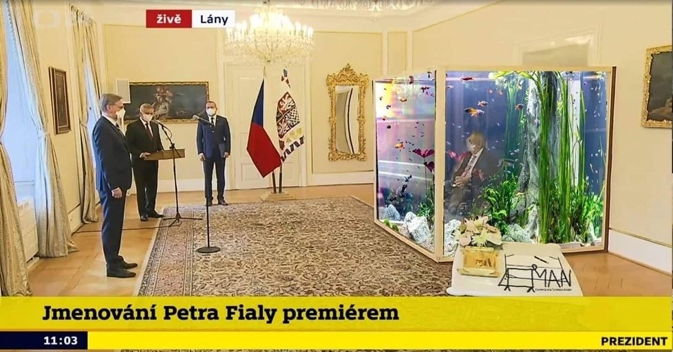 Internet zaplavily vtipy na jmenování Petra Fialy premiérem. Lidé si utahují z plexiskla, kterým byl oddělený prezident Miloš Zeman.