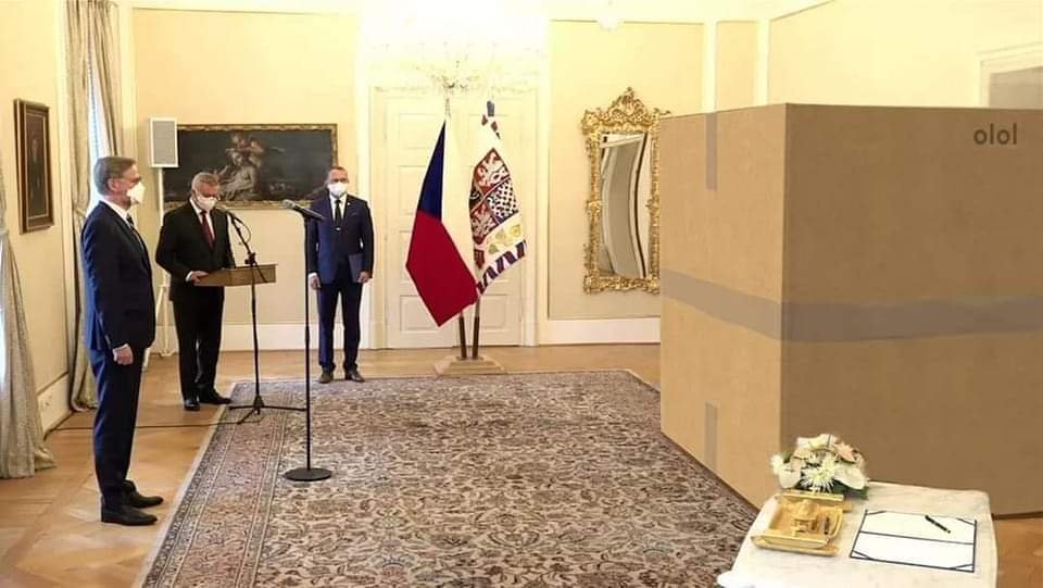 Internet se baví vtípky na adresu prezidenta Miloše Zemana, který byl při jmenování Petra Fialy za speciální zástěnou.
