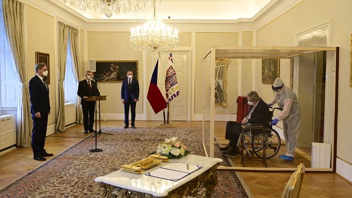 Miloš Zeman jmenoval Petra Fialu na zámku v Lánech premiérem. (28.11.2021)