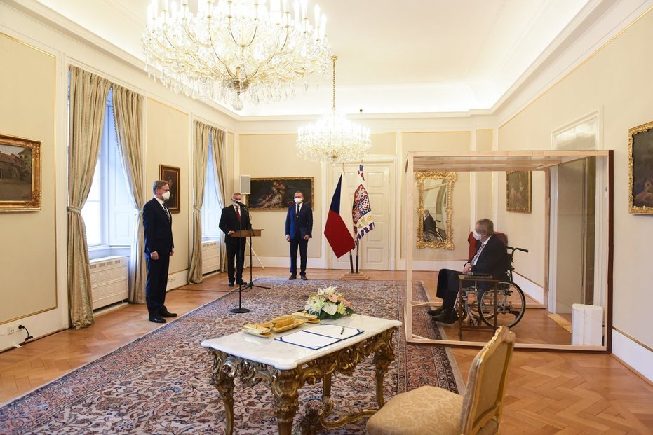 LISTOPAD: Miloš Zeman jmenoval Petra Fialu v Lánech premiérem.