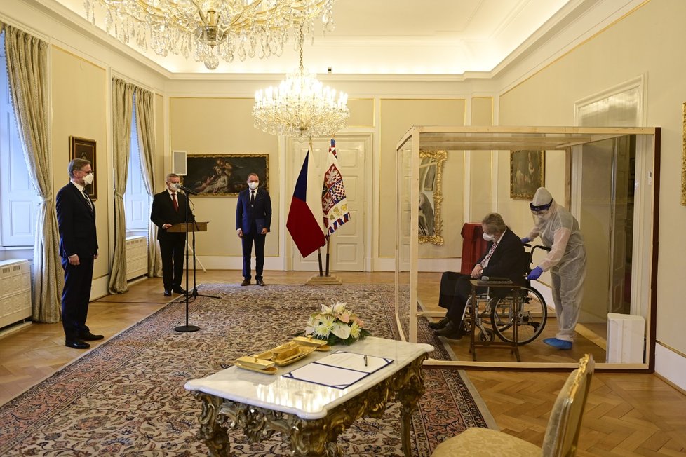 Miloš Zeman jmenoval Petra Fialu na zámku v Lánech premiérem (28. 11. 2021).
