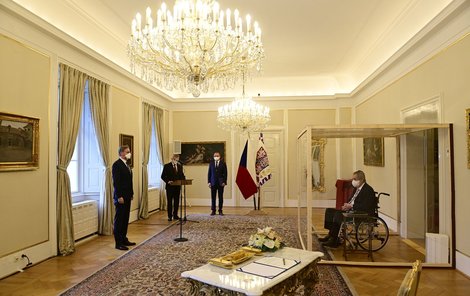 Miloš Zeman jmenoval Petra Fialu v l8nech premiérem (28.11.2021)