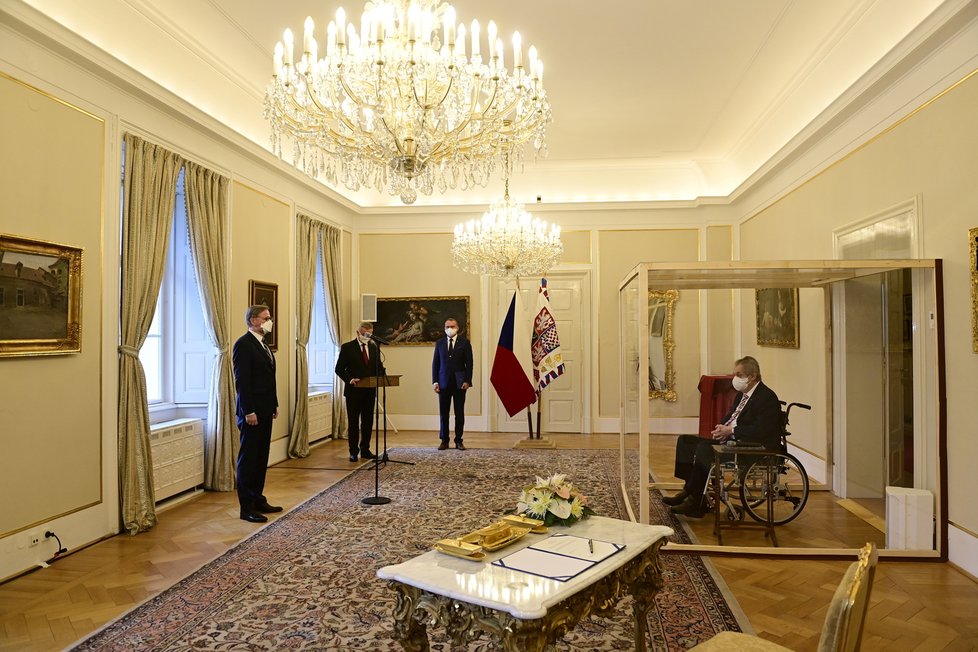 Miloš Zeman jmenoval Petra Fialu v lánech premiérem (28. 11. 2021).