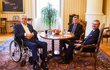 Prezident Miloš Zeman, čerstvě propuštěný z nemocnice, na schůzce s šéfem ODS Petrem Fialou a poslancem Pavlem Blažkem (22.9.2021)
