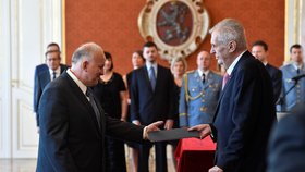 Prezident Miloš Zeman při jmenování Petra Krčála (vlevo, ČSSD) ministrem práce a sociálních věcí nové vlády ANO a ČSSD (27. června 2018)