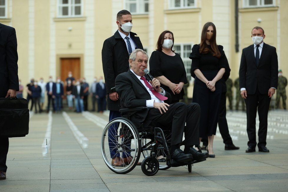  Prezident Miloš Zeman zahájil na Pražském hradě pietní akt, během kterého bylo zapáleno téměř 30 000 svíček za oběti epidemie koronaviru. 