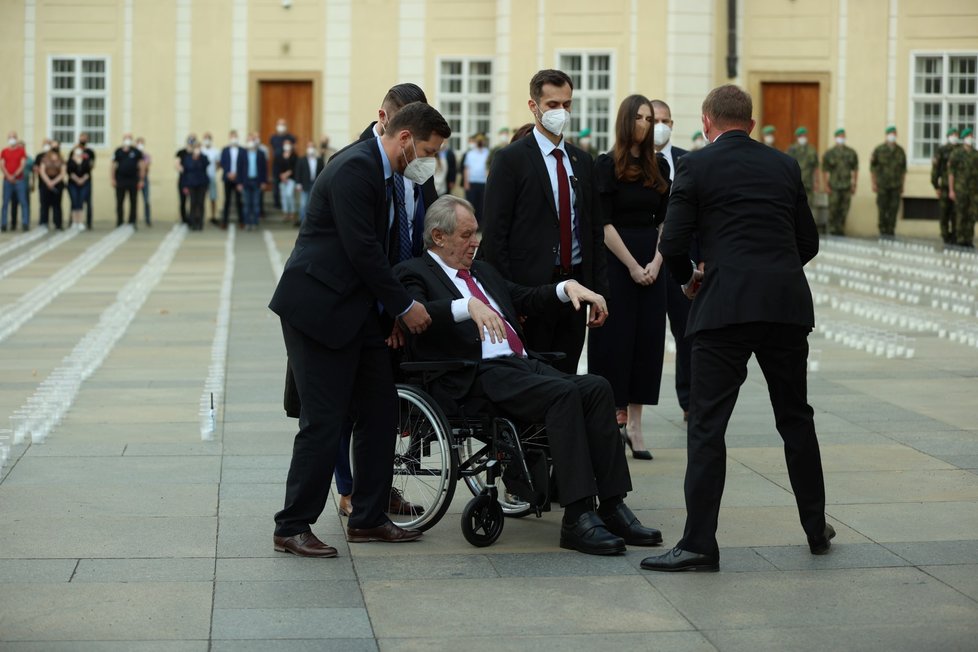 Prezident Miloš Zeman při pietě za oběti pandemie covidu na Hradě