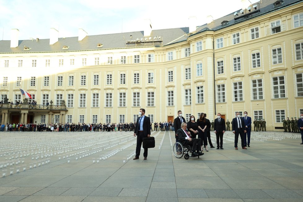 Prezident Miloš Zeman při pietě za oběti pandemie covidu na Hradě