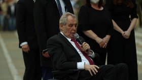 Prezident Miloš Zeman zahájil na Pražském hradě pietní akt, během kterého bylo zapáleno téměř 30 000 svíček za oběti epidemie koronaviru.