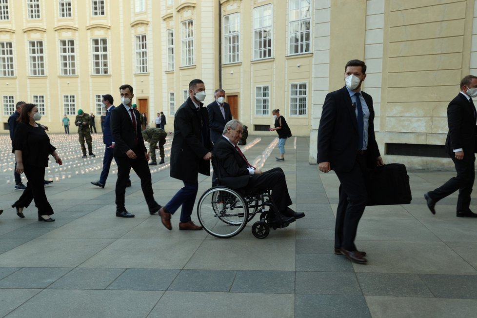 Prezident Miloš Zeman zahájil na Pražském hradě pietní akt, během kterého bylo zapáleno téměř 30 000 svíček za oběti epidemie koronaviru.