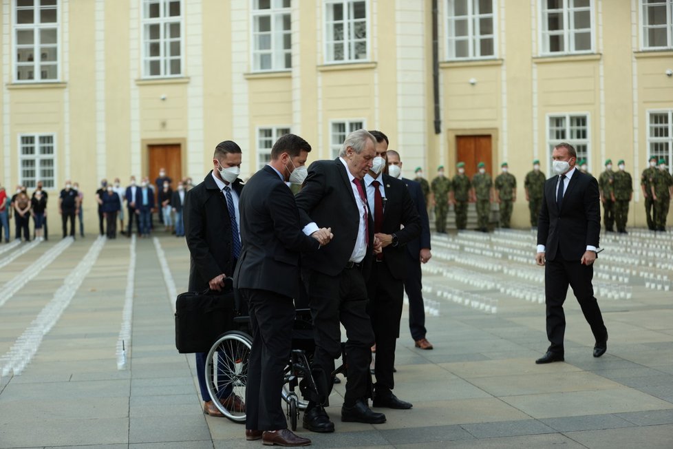 Prezident Miloš Zeman zahájil na Pražském hradě pietní akt, během kterého bylo zapáleno téměř 30 000 svíček za oběti epidemie koronaviru.