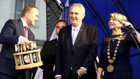 Prezident Miloš Zeman dostal v Žatci darem pivo..