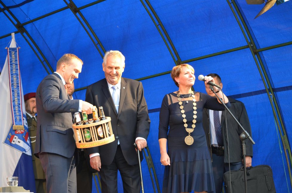 Prezident Miloš Zeman dostal v Žatci darem pivo.