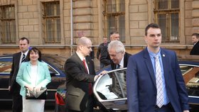 Zeman v Plzni: prezident vystupuje z limuzíny při příjezdu do západočeské metropole