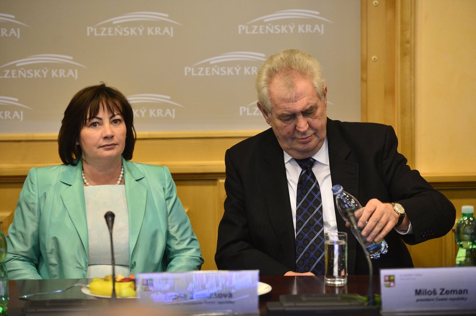 Zeman v Plzni: Miloš Zeman s otevřením minerálky trochu bojoval