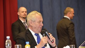 Miloš Zeman v Plzeňském kraji: Vzal diskusi pořádně do svých rukou. Svíral v nich dva mikrofony a žertoval, že „jede stereo“.