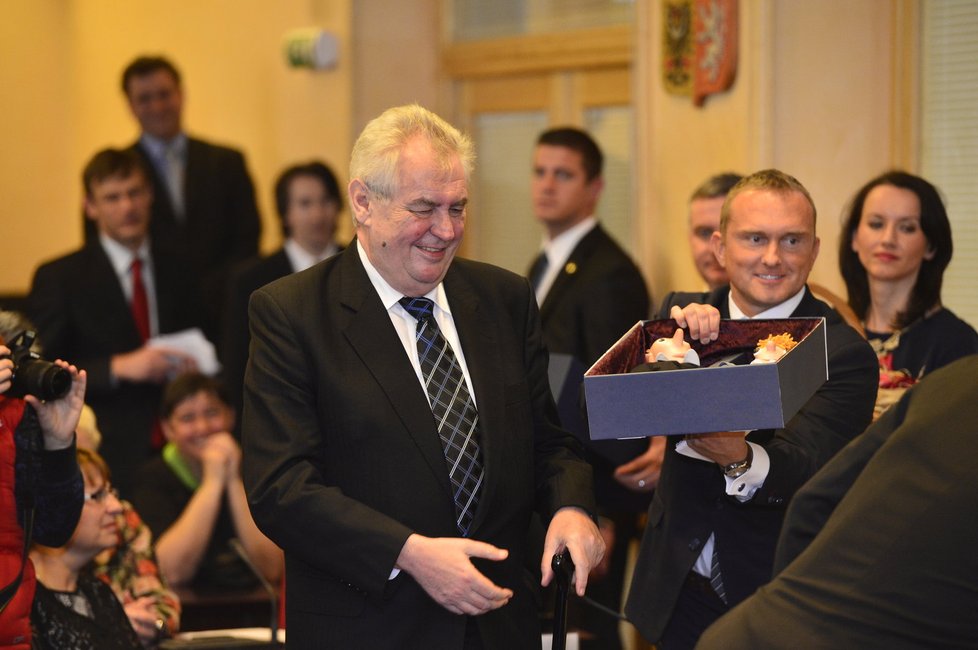 Zeman v Plzni: prezident přebírá loutky Spejbla a Hurvínka