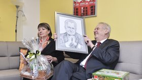 Prezidentský pár s dary, které Miloš a Ivana Zemanovi dostali od dětí v dětském domově v Plané.
