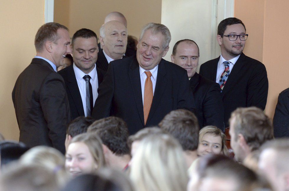 Prezident Zeman při příchodu na debatu se studenty v Klatovech