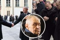 Zeman došel na pohřeb Duky po svých, Pavel bez Evy. Babiš si podal ruku s Kalouskem