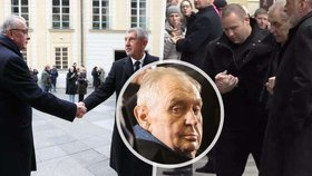 Zeman přišel na pohřeb Duky po svých, Babiš si podal ruku s Kalouskem