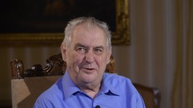 Prezident Miloš Zeman během úterní návštěvy Olomouckého kraje naznačil, že by mohl letos 28. října vyznamenat na Pražském hradě písničkáře Jaromíra Nohavicu.