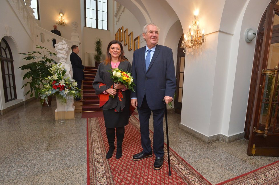 Miloš Zeman ve Sněmovně: Tentokrát ho přivítala Jaroslava Jermanová (7. 12. 2016).